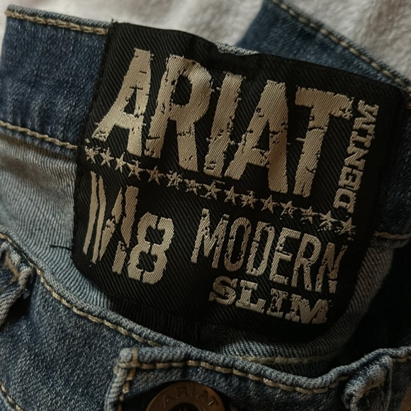 ARIAT MODERN SLIM
LIKE NEW -No wear on bottom of jeans.
Men’s 32/32 - Picture 4 of 4